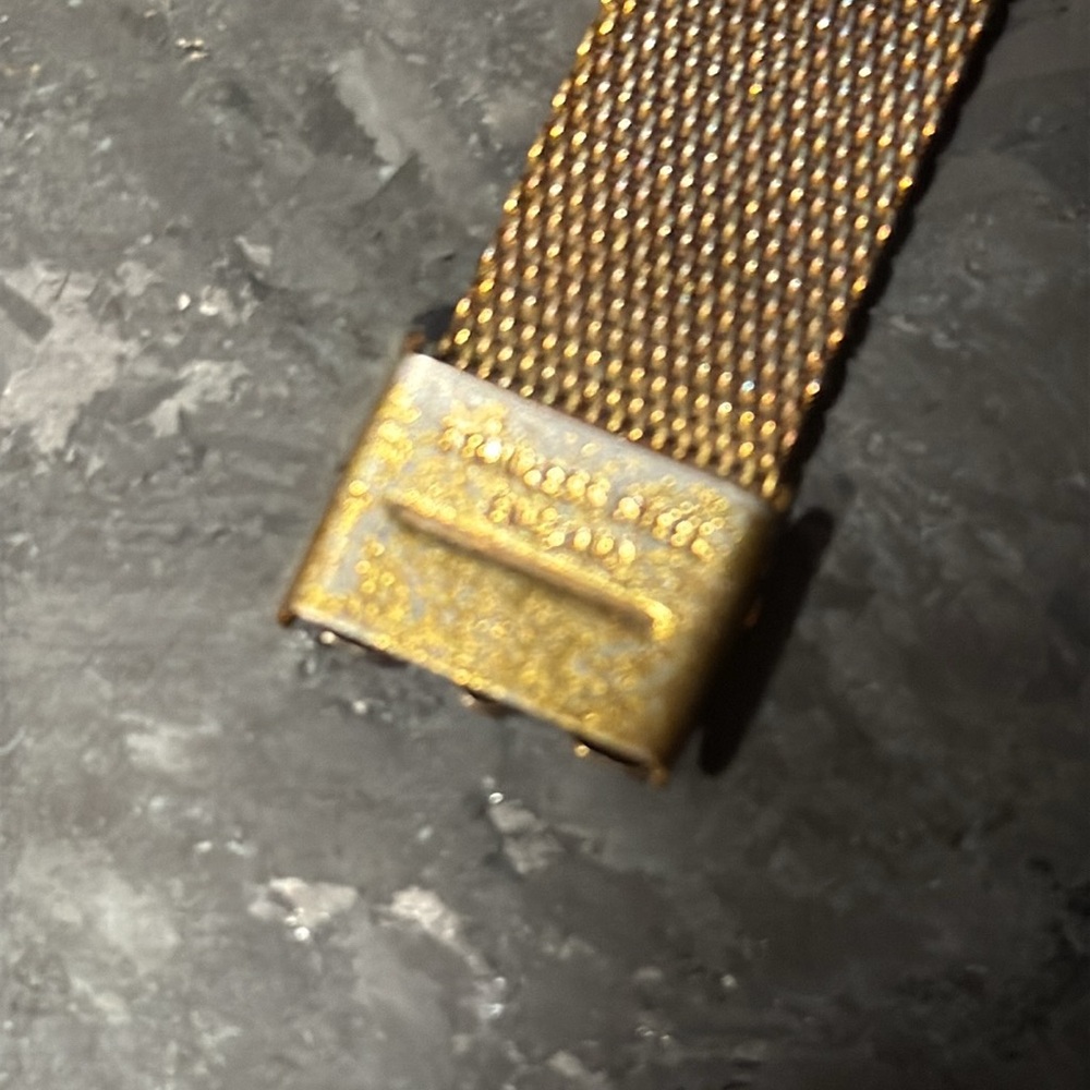 Elegant Gold Women's Watch - Picture 3 of 4